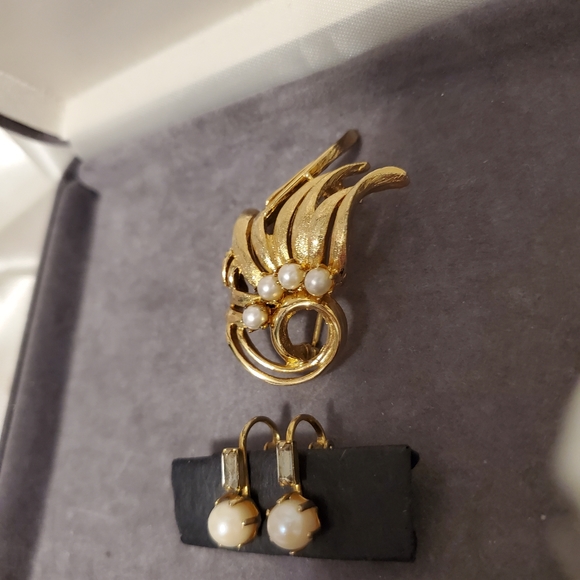 ♥️HOST PIC♥️ Brooch Signed Brooks Pearls ~Vintage Jewelry Set ~ Vintage Earrings - Picture 4 of 9